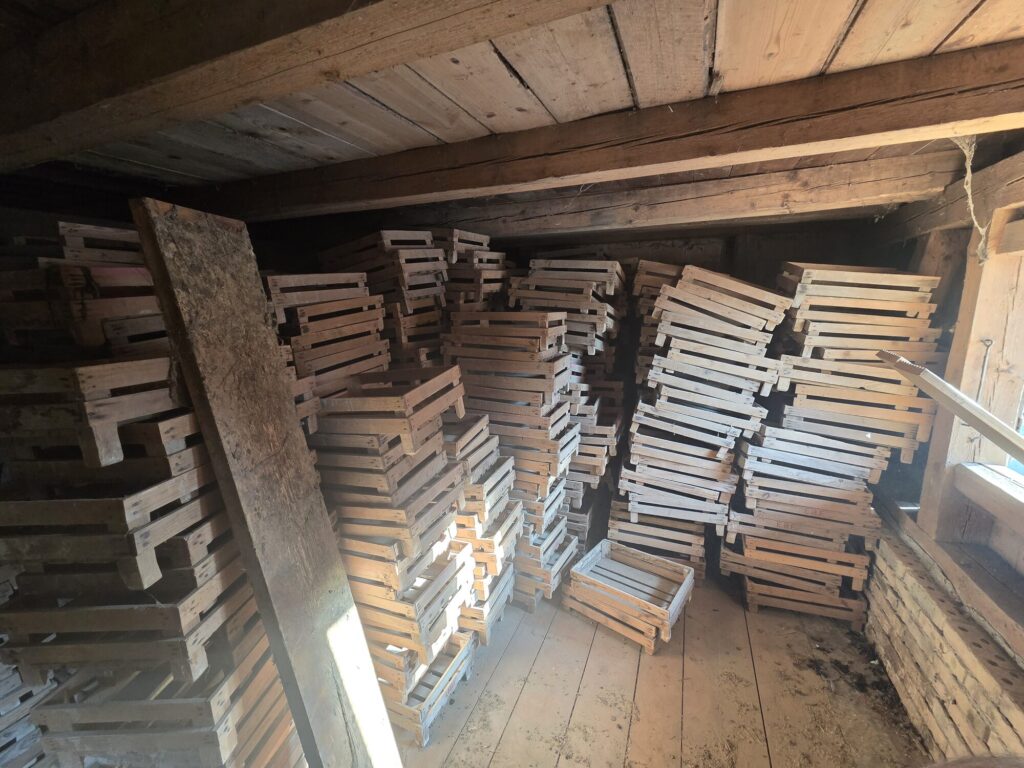 Lagerraum mit gestapelten Holzharassen