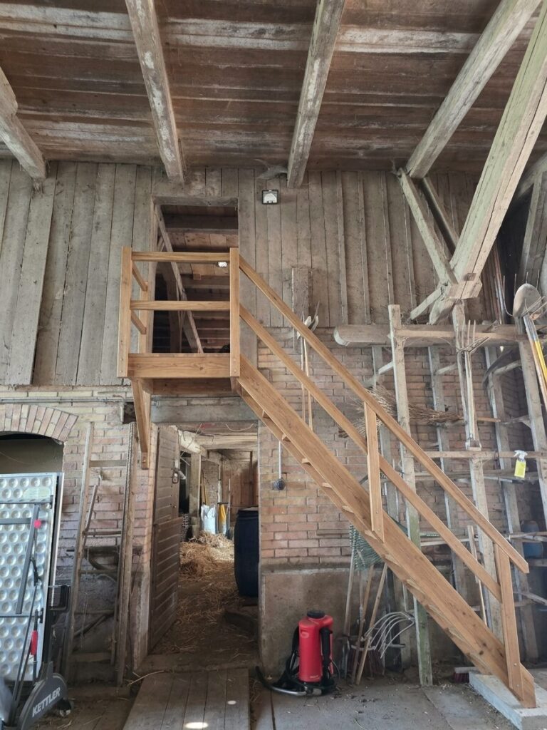 KI-Visualisierung: neue Holztreppe zum Zwischenraum